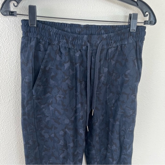 Athleta Farallon Jogger Pants Blue Stratum Camo Activewear Casual Women’s 2 - Picture 4 of 10